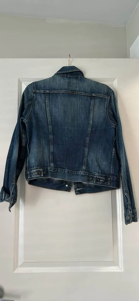 Levi’s dark denim jacket image indicator(3)