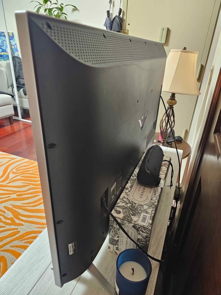 Vizio 4K TV 43" - photo 3