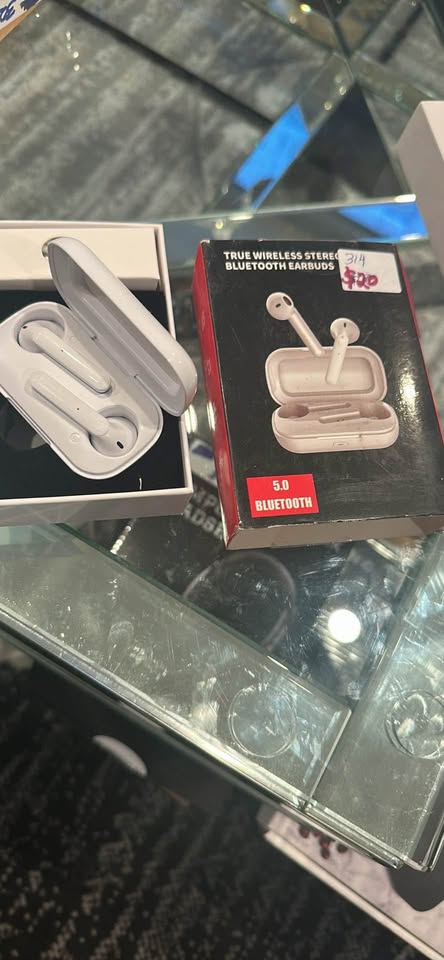 True wireless Bluetooth earbuds - photo 3