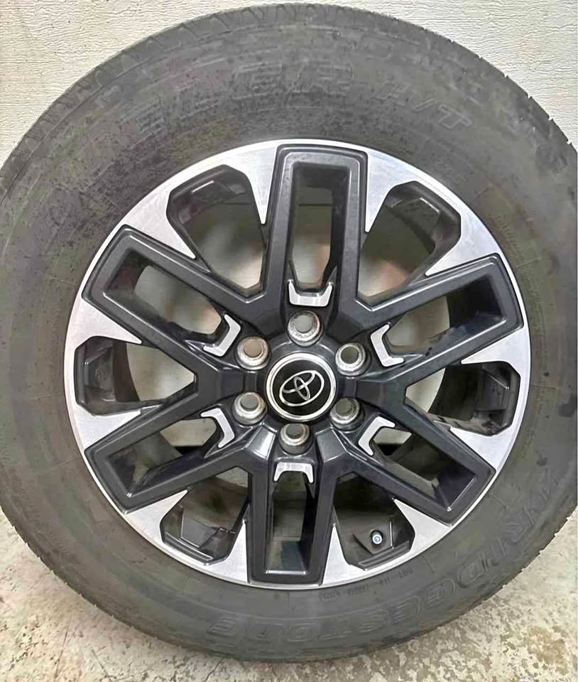 (Set of 4) 2024 Toyota Tundra OEM Tires on Rims 265 60 20