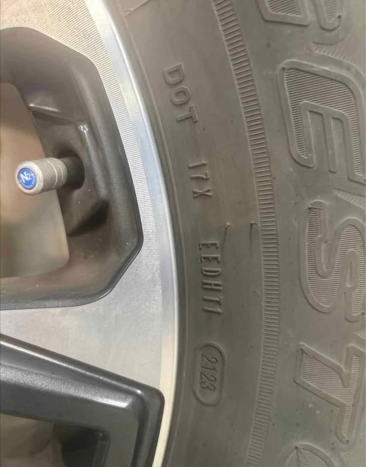 (Set of 4) 2024 Toyota Tundra OEM Tires on Rims 265 60 20 - photo 3
