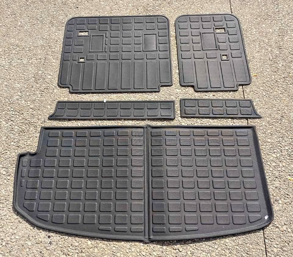 Chevy Traverse Trunk Cargo Mat with Backrest Mat