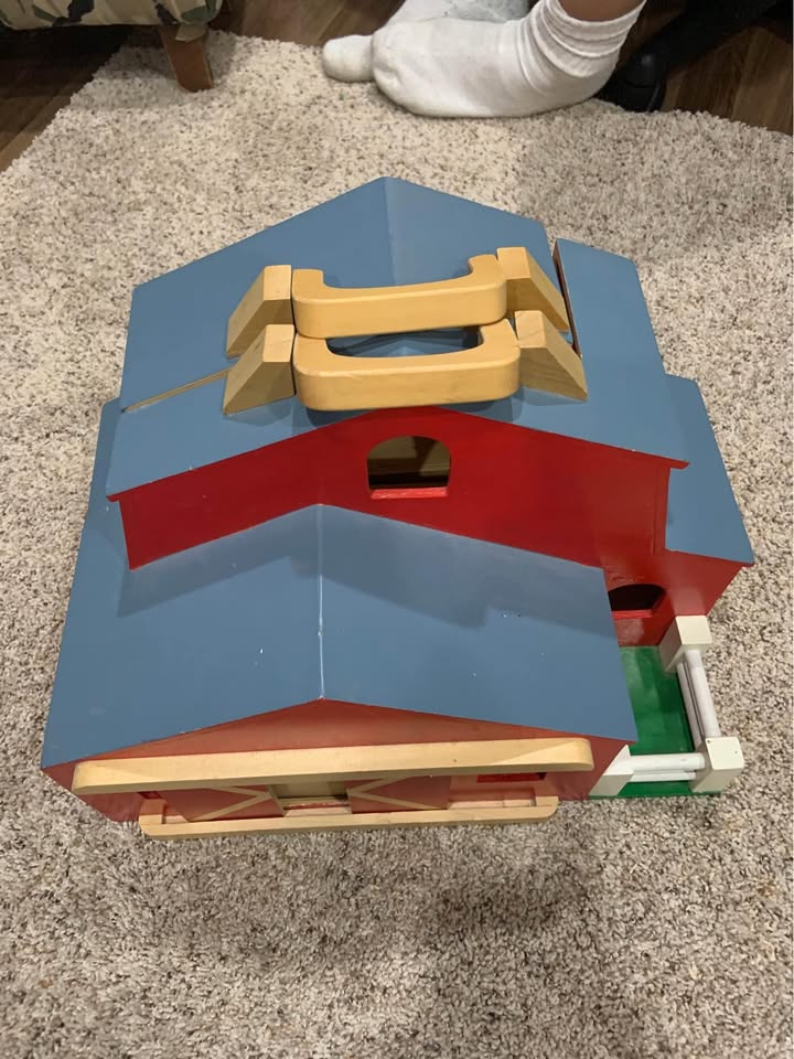 Wood Farmhouse Toy Melissa & Doug