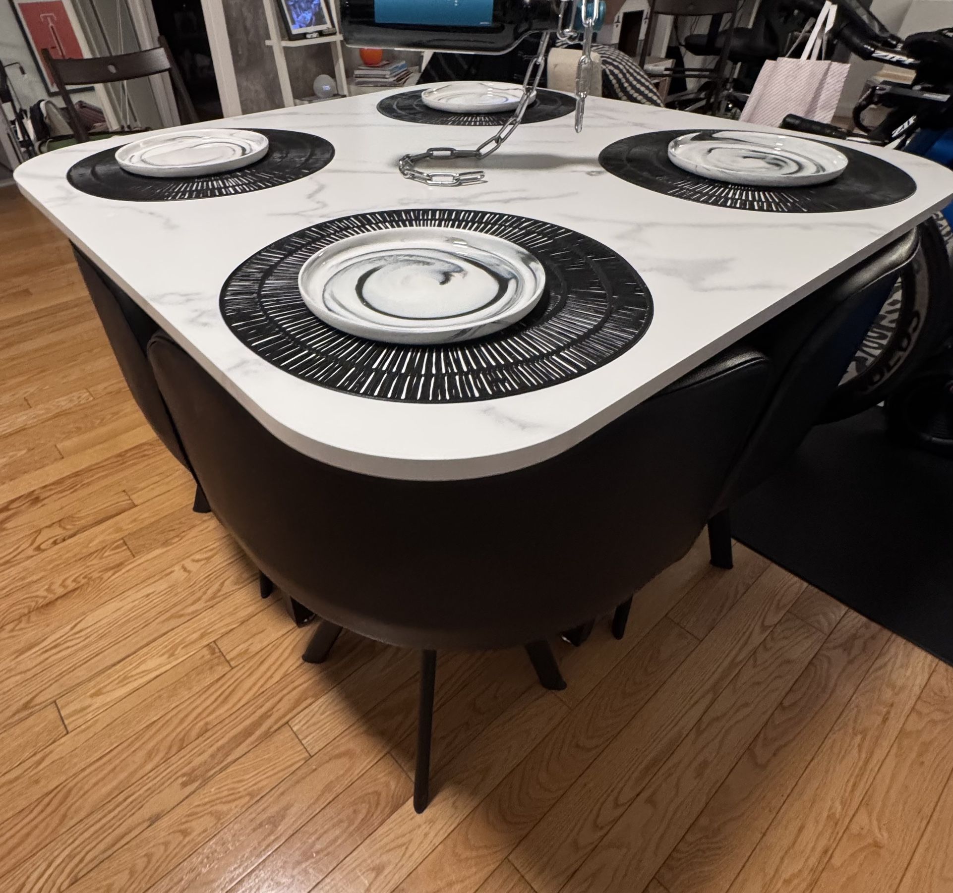 4 Person Table - photo 4