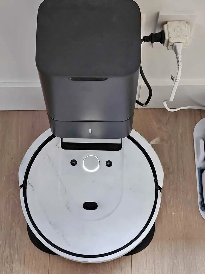 iRobot i7+ with self emptying base