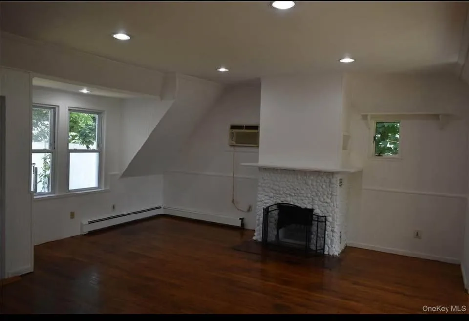 4 Beds 3 Baths - House image indicator(5)