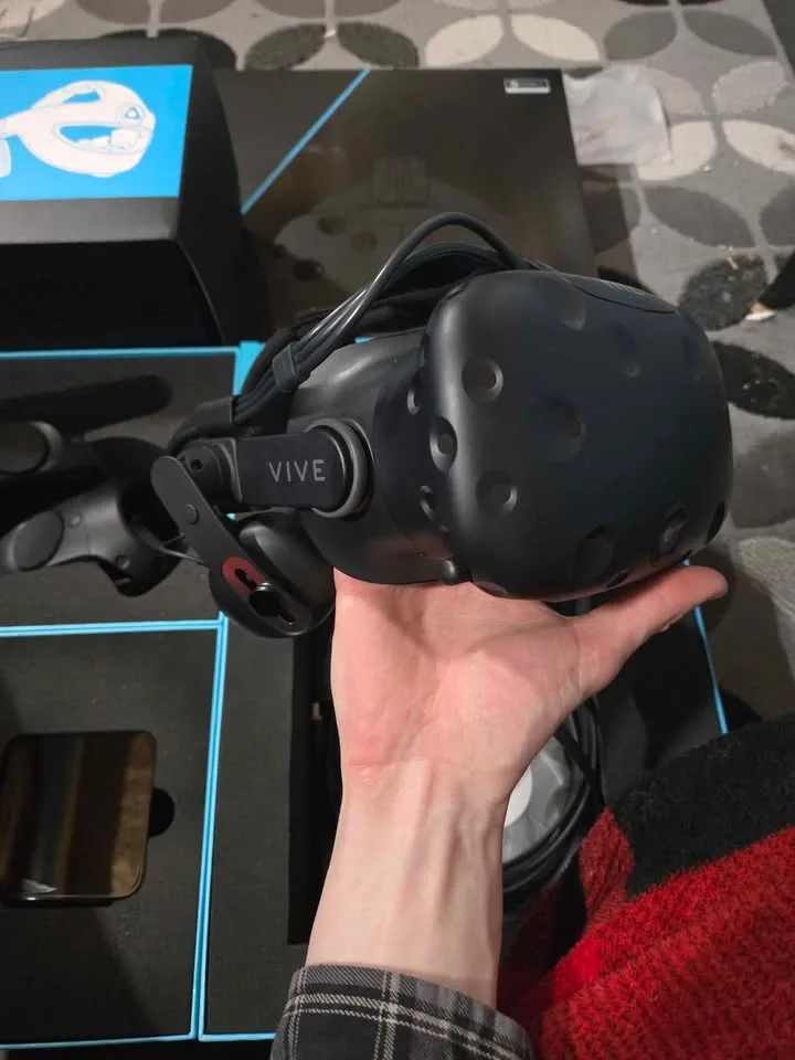 HTC Vive VR Headset with Controllers and Accessories image indicator(6)
