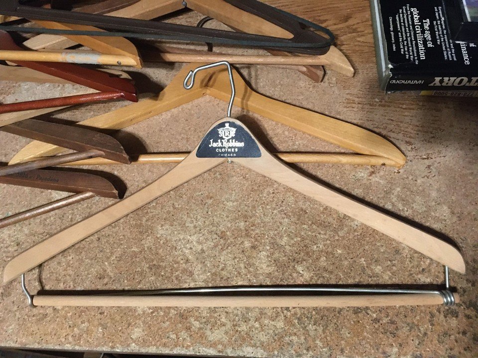 LOT OF 13 VINTAGE HANGERS WOOD HOTELS JACK ROBBINS HOTEL PEABODY - photo 2
