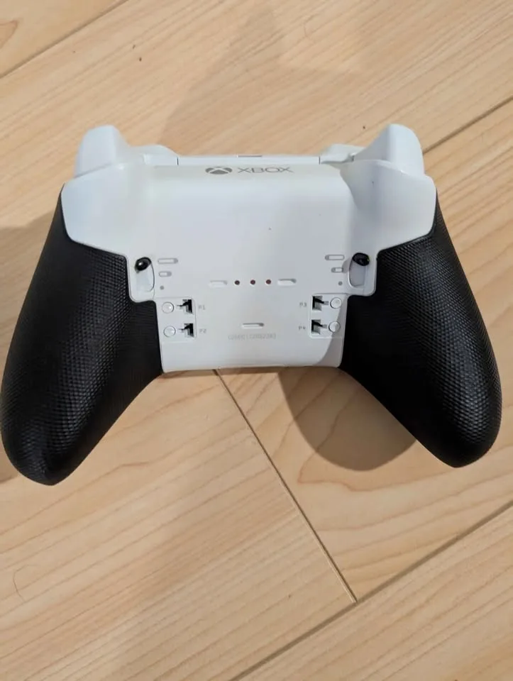 Xbox Elite Series 2 Core Controller - White image indicator(2)