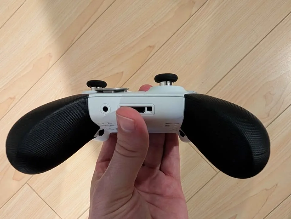 Xbox Elite Series 2 Core Controller - White image indicator(5)