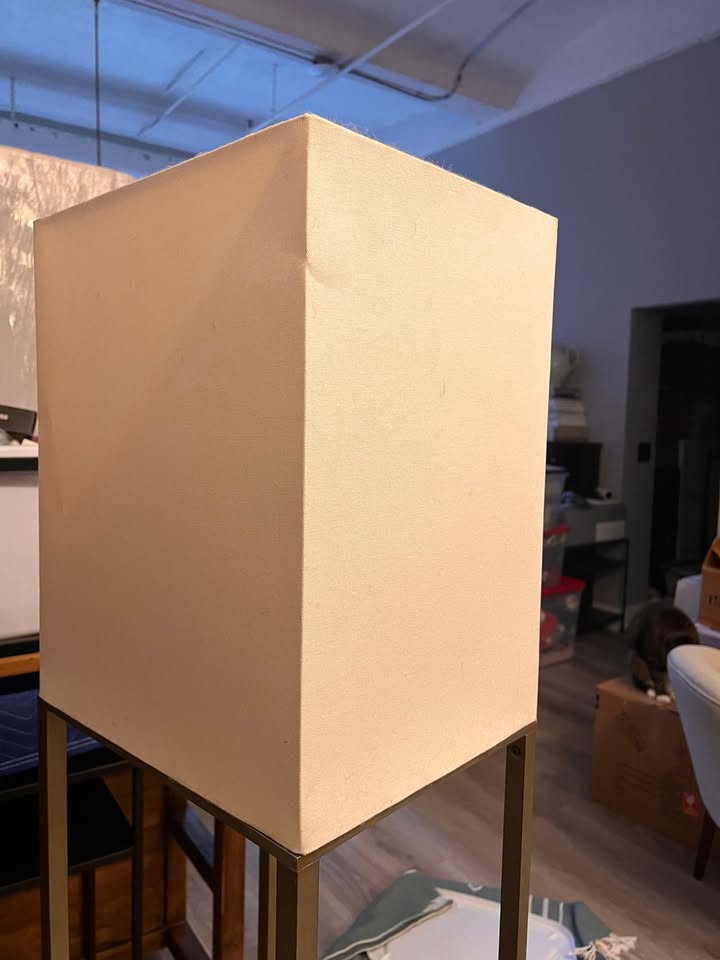 Lamp with glass shelves - photo 4