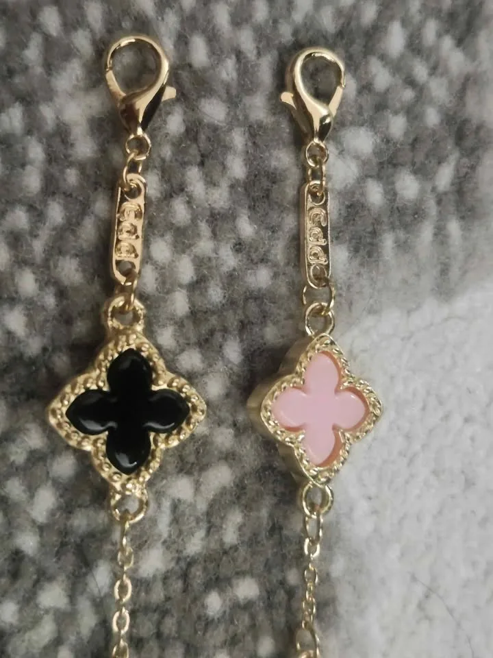 🌸 Elegant Clover Bracelet – Gold Finish (Pink or Black) 🌸 image indicator(4)