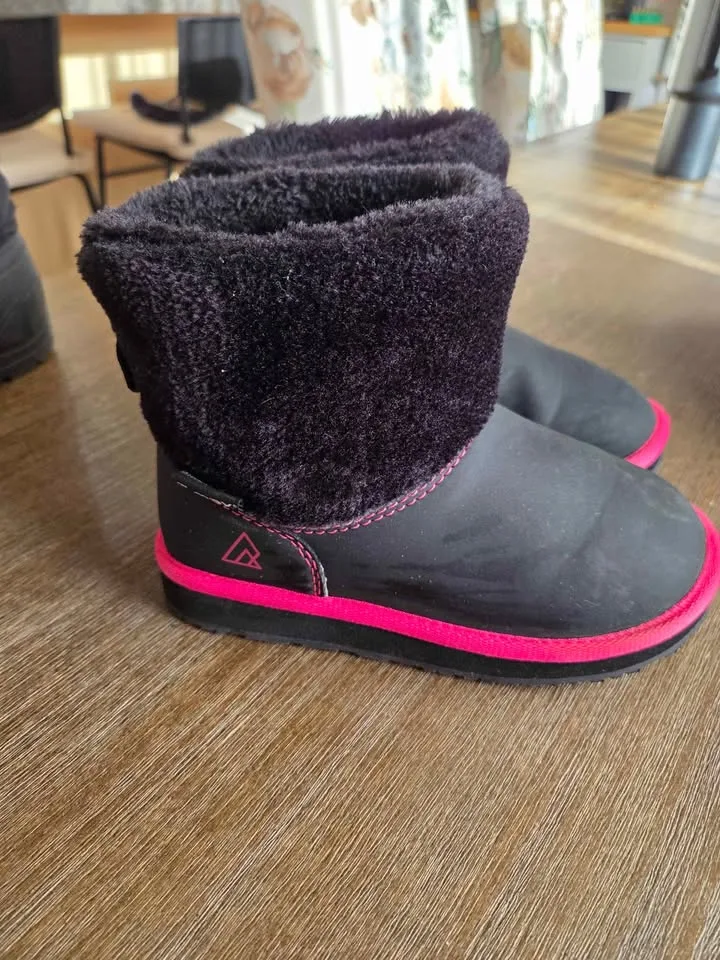 ❄️ Girls’ Shoes & Boots – Size 1 – Great Condition ❄️ image indicator(3)
