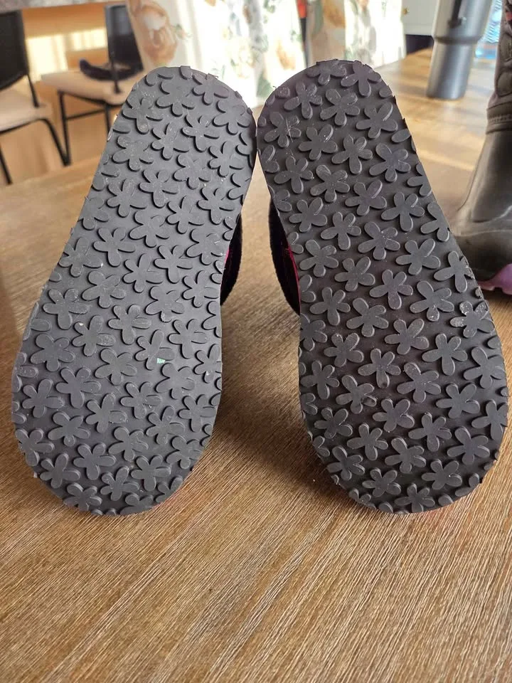 ❄️ Girls’ Shoes & Boots – Size 1 – Great Condition ❄️ image indicator(4)