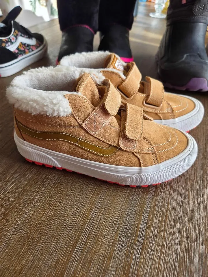 ❄️ Girls’ Shoes & Boots – Size 1 – Great Condition ❄️ image indicator(6)