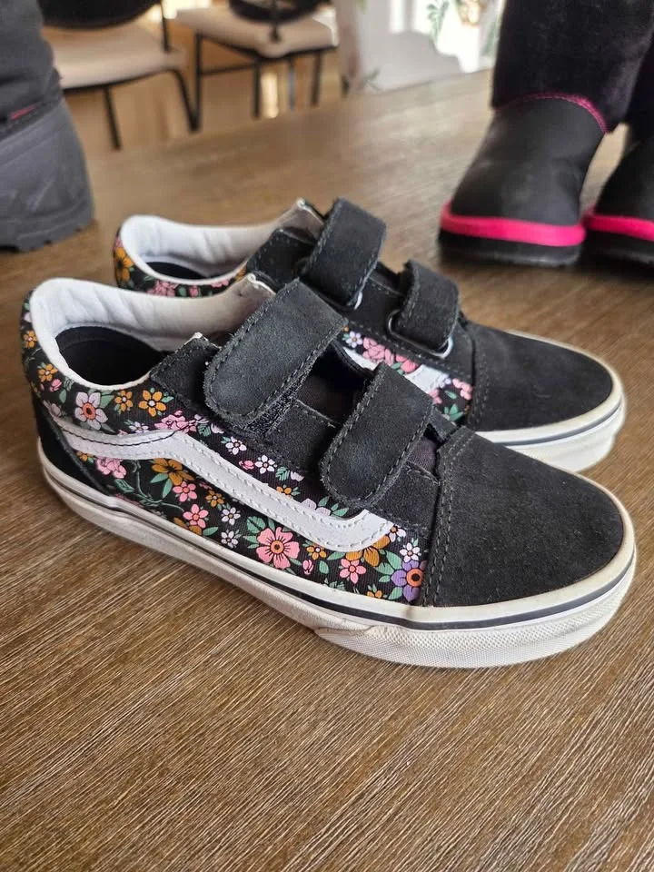 ❄️ Girls’ Shoes & Boots – Size 1 – Great Condition ❄️ image indicator(8)