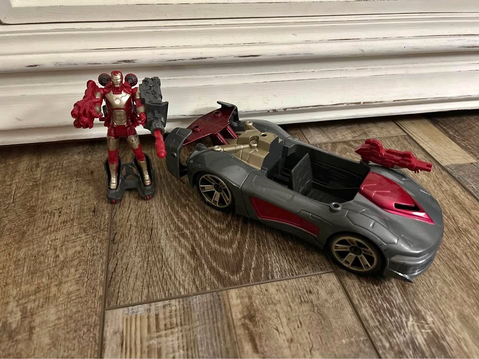 MARVEL Iron Man Battle Vehicle with 3.75" Iron Man Action Figure