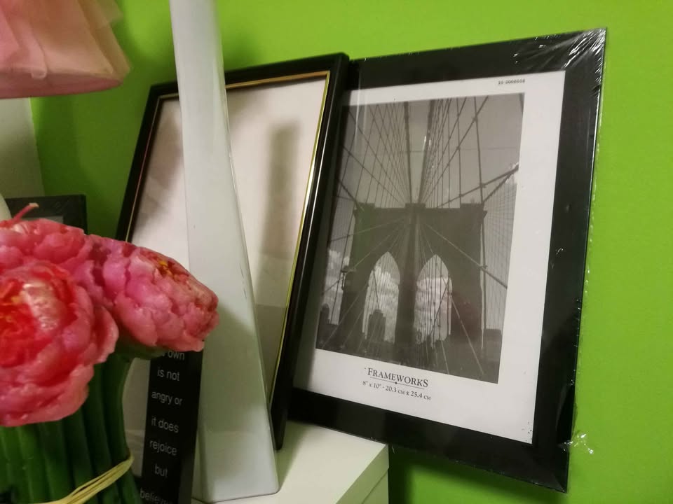 Frames & Orchid Decor Left - photo 4