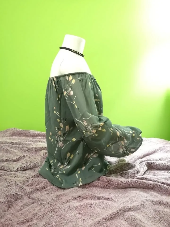 NWT xxs WHBM Green Floral Blouse image indicator(7)