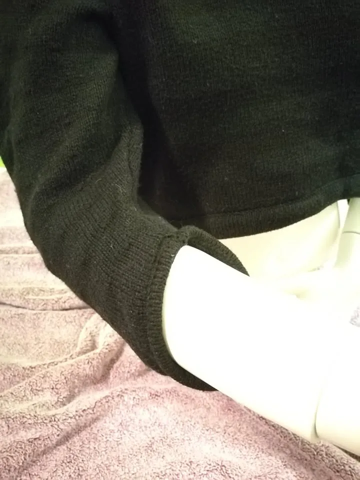 S Urban Outfitters Alice & UO Cropped Sweater image indicator(6)