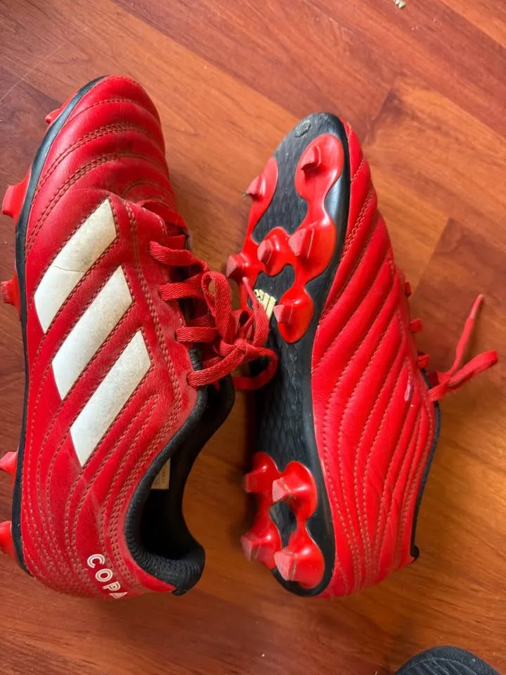 Kids Adidas soccer cleats image indicator(2)