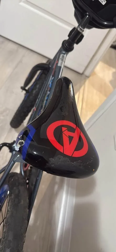 Huffy Marvel Avengers Bike for Boys, Grey/Red, 4-6 years image indicator(5)