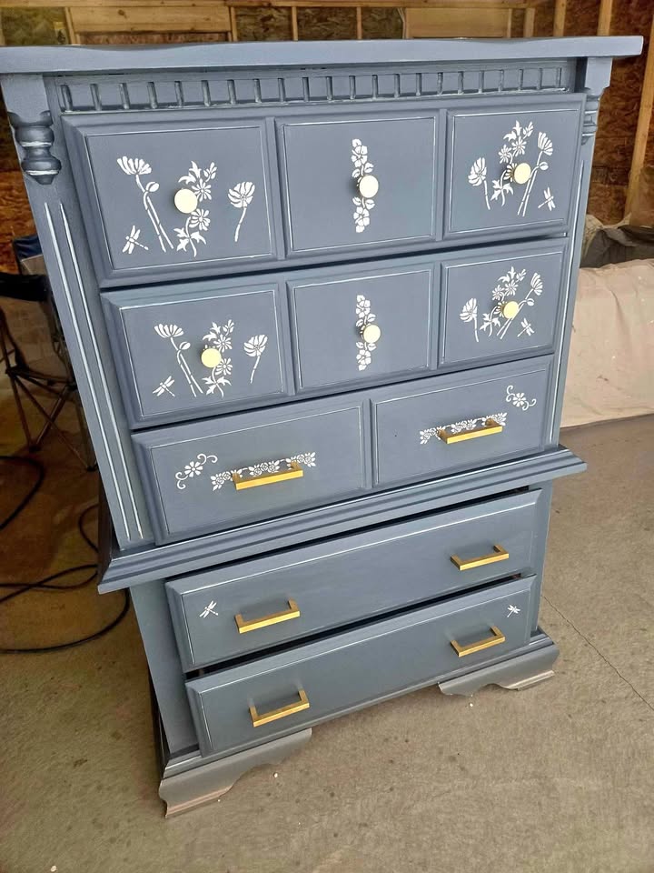 Beautiful Kroehler Tall Boy Canadian made dresser!