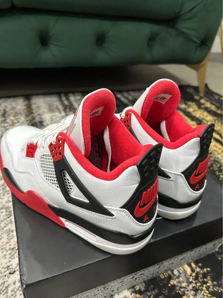 Jordan 4 fire reds size 9 image indicator(2)