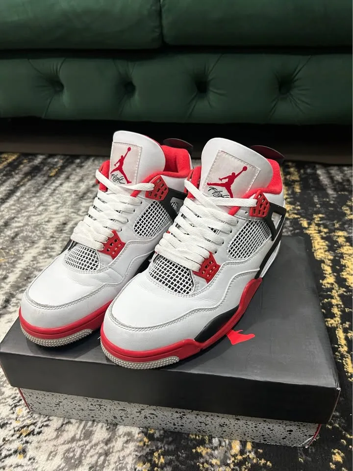 Jordan 4 fire reds size 9 image indicator(4)