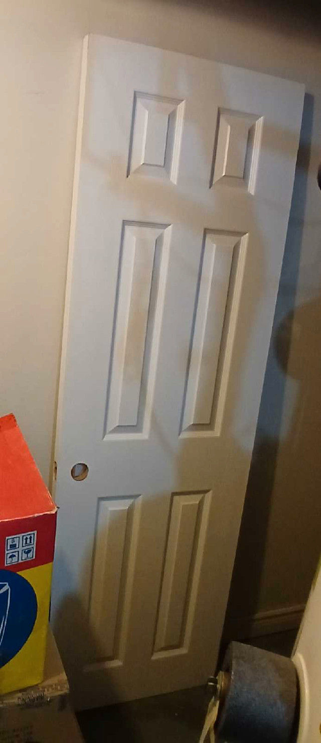 White Interior Colonial Door size 26 1/4X 78 no handle.