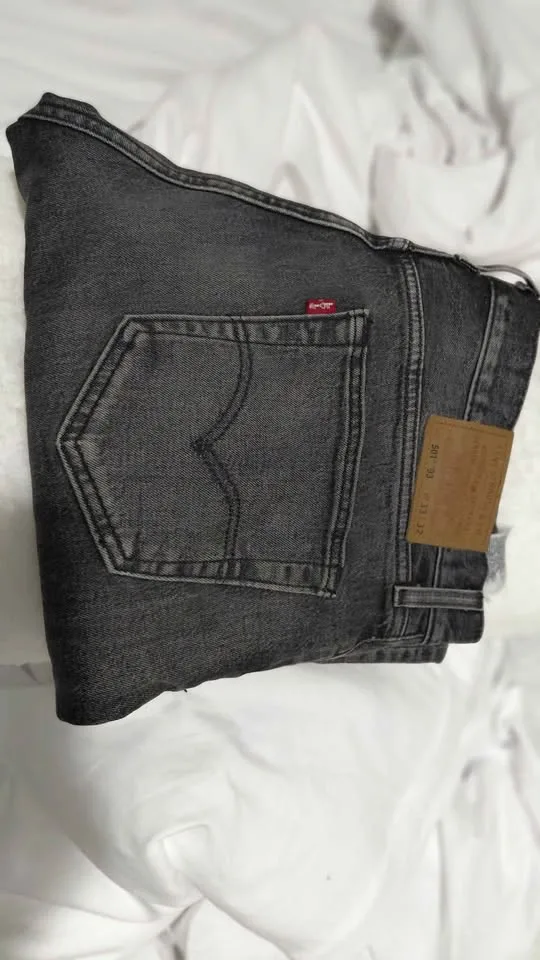 I sell my Jean Levi's 501original years 1993, levis in very good image indicator(2)