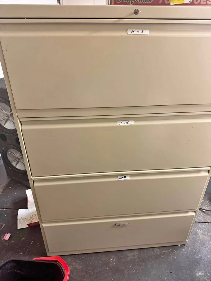 1 metal filing cabinet