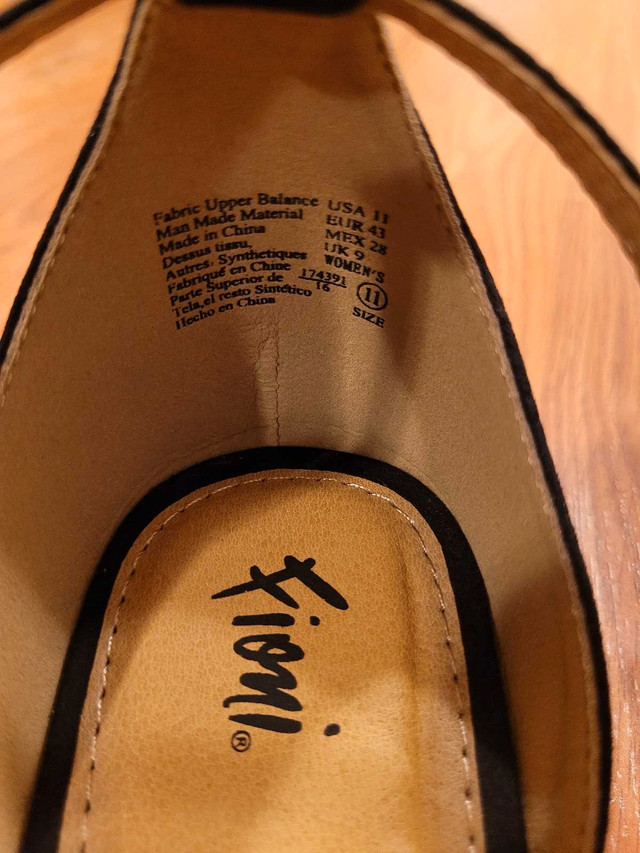 Brand New FIONI Black Women's US 11 Flats Sandals No Box - photo 3