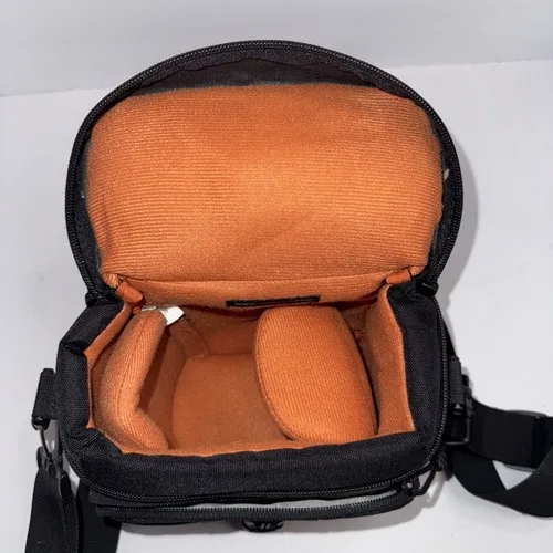 Lowepro Compact Camera Case Black 8”x5x”8 image indicator(5)