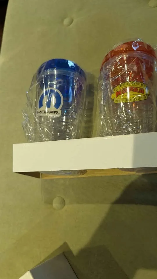 Plastic Tumbler Set Pair w/ Lids image indicator(2)