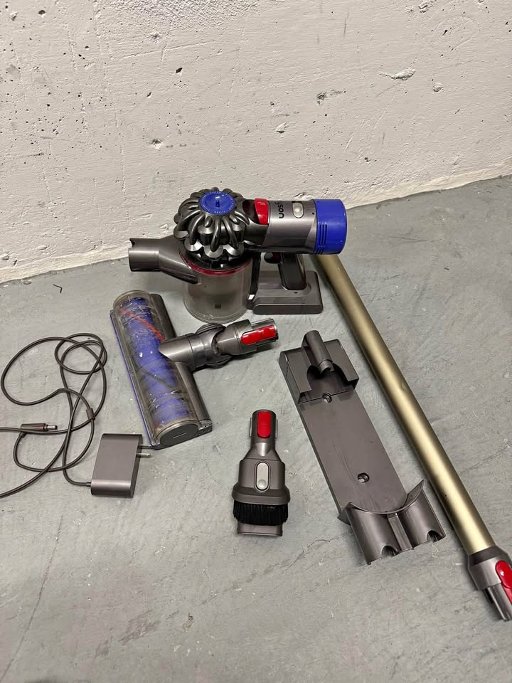 Dyson V7 Cordless Vacuum Cleaner – Complete Set with Attachments