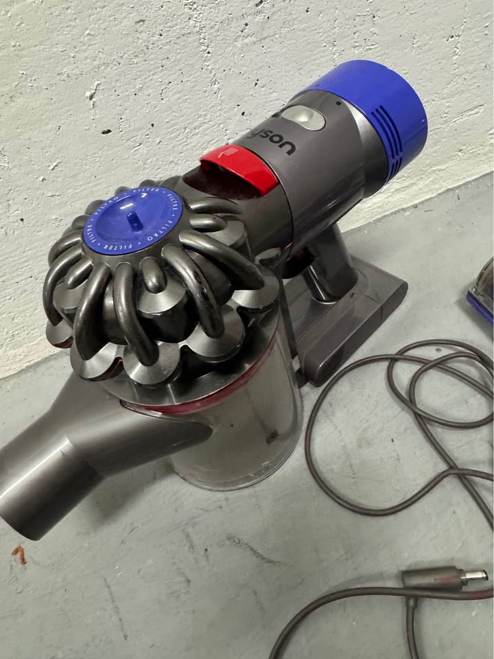 Dyson V7 Cordless Vacuum Cleaner – Complete Set with Attachments - photo 2