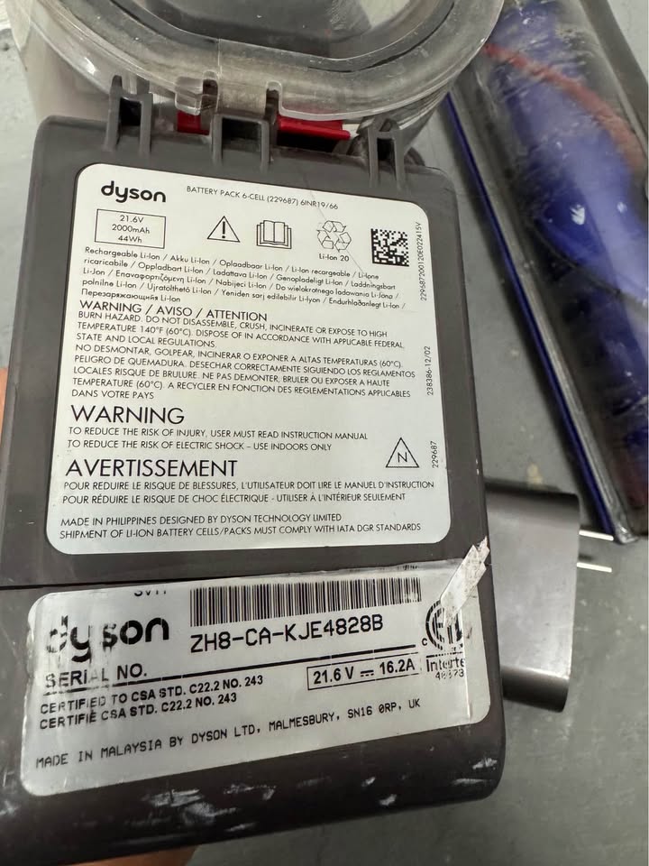 Dyson V7 Cordless Vacuum Cleaner – Complete Set with Attachments - photo 3