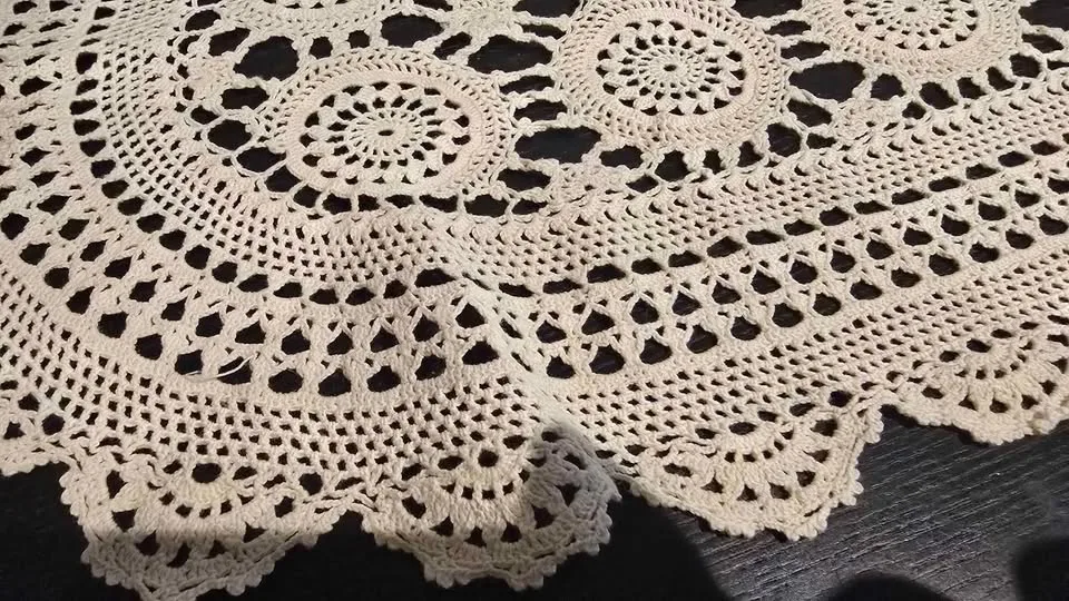 Ivory table runner image indicator(2)