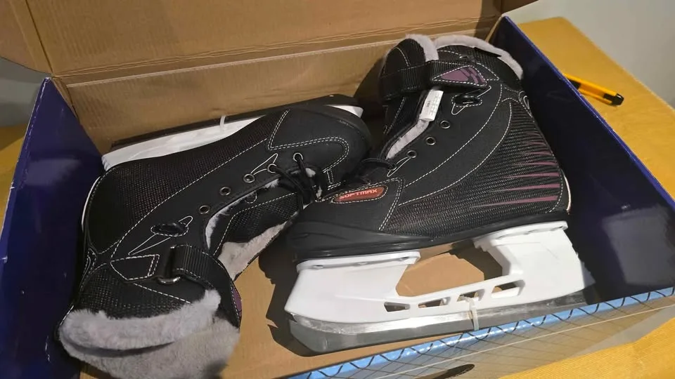 WOMEN'S SOFTMAX INSULATED ICE SKATES - SIZE 5 - BLACK & FUCHSIA image indicator(2)