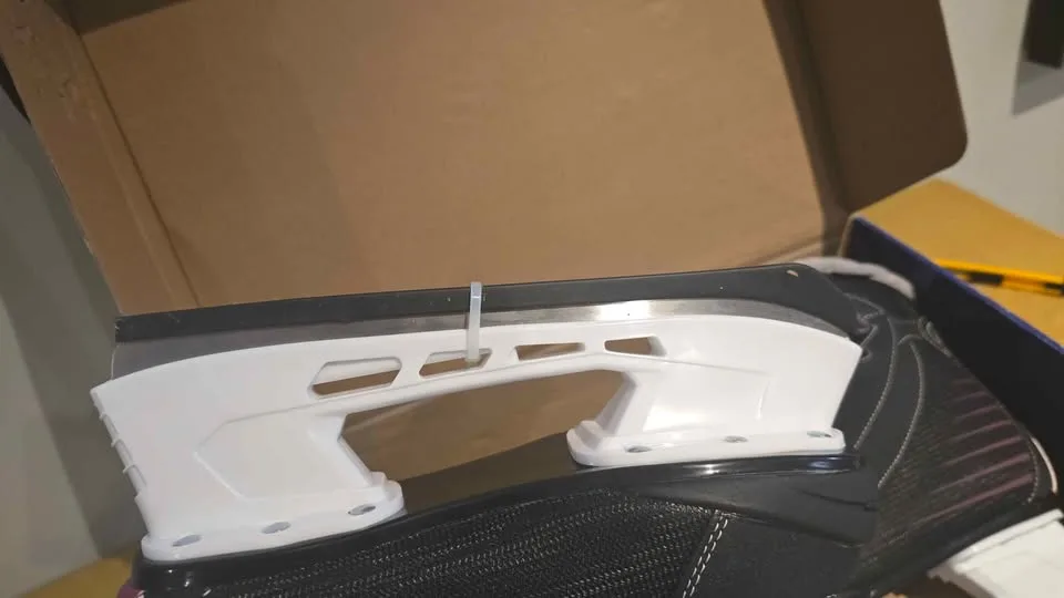 WOMEN'S SOFTMAX INSULATED ICE SKATES - SIZE 5 - BLACK & FUCHSIA image indicator(3)