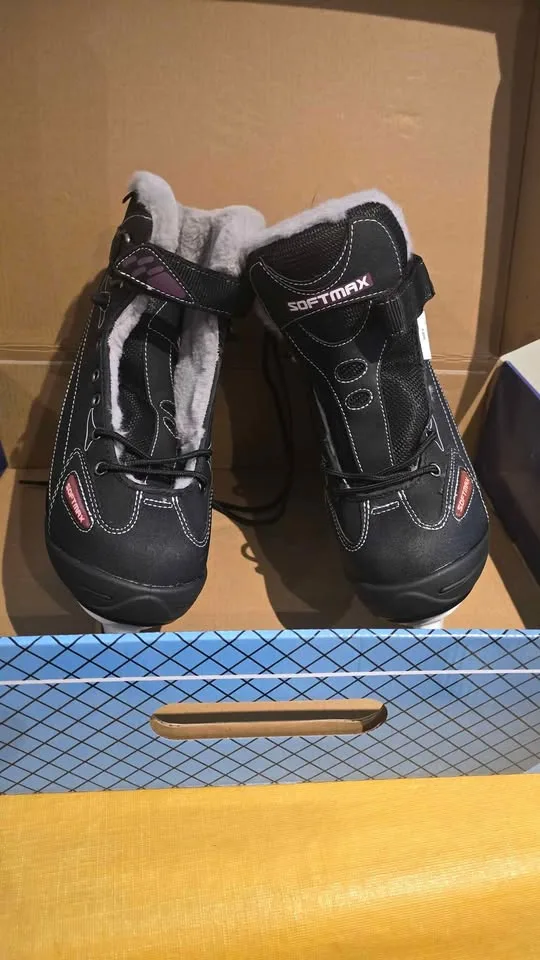 WOMEN'S SOFTMAX INSULATED ICE SKATES - SIZE 5 - BLACK & FUCHSIA image indicator(4)