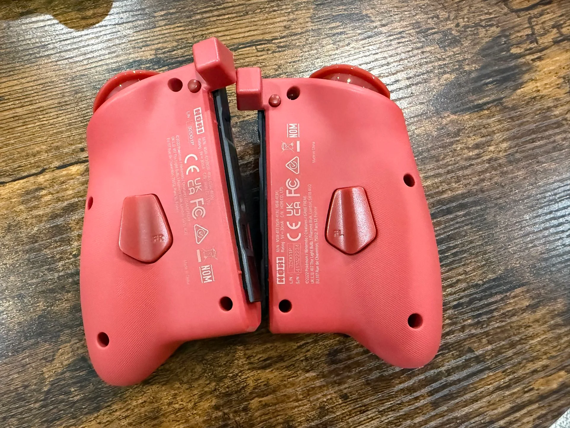 HORI Nintendo Switch Split Pad Pro (Pikachu & Charizard image indicator(2)