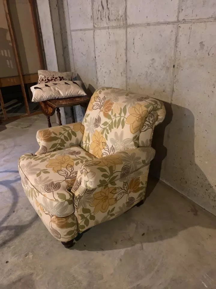 Cozy sofa or sunroom chair image indicator(3)