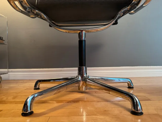 MCM ICF Eames EA108 Executive Swivel Chair image indicator(7)