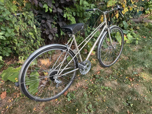 Vintage ladies 5 speed cruiser commuter bike - 5’-5’6” - image indicator(3)