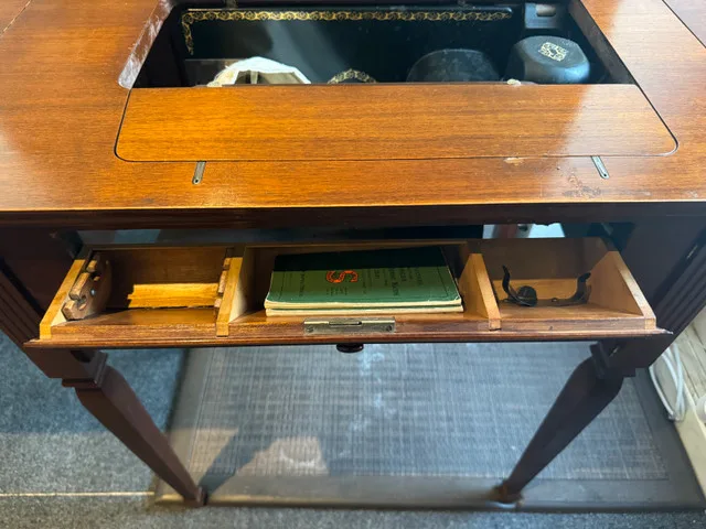 Antique Singer Sewing Machine image indicator(5)