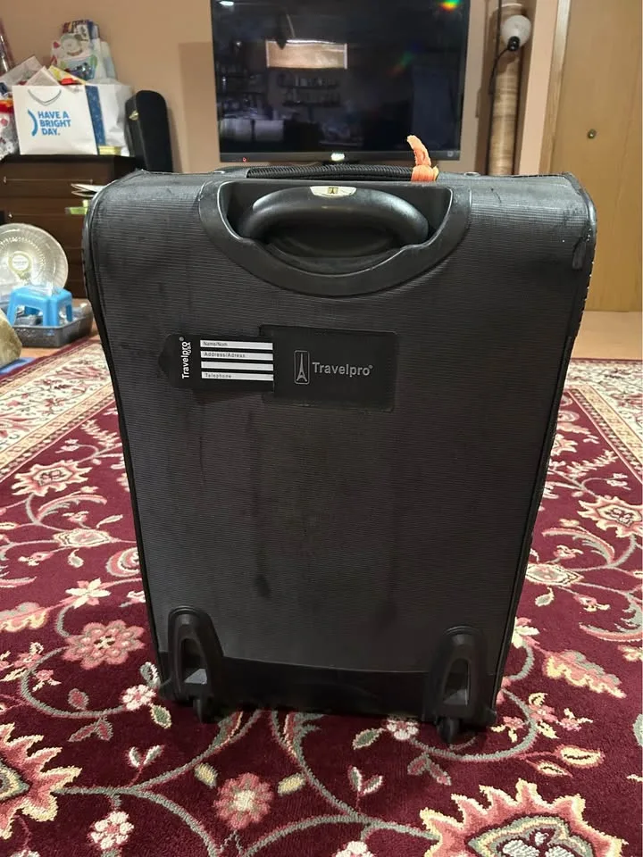 🧳 26.5″ Medium Travelpro Rollaboard - Grey - $20 image indicator(3)