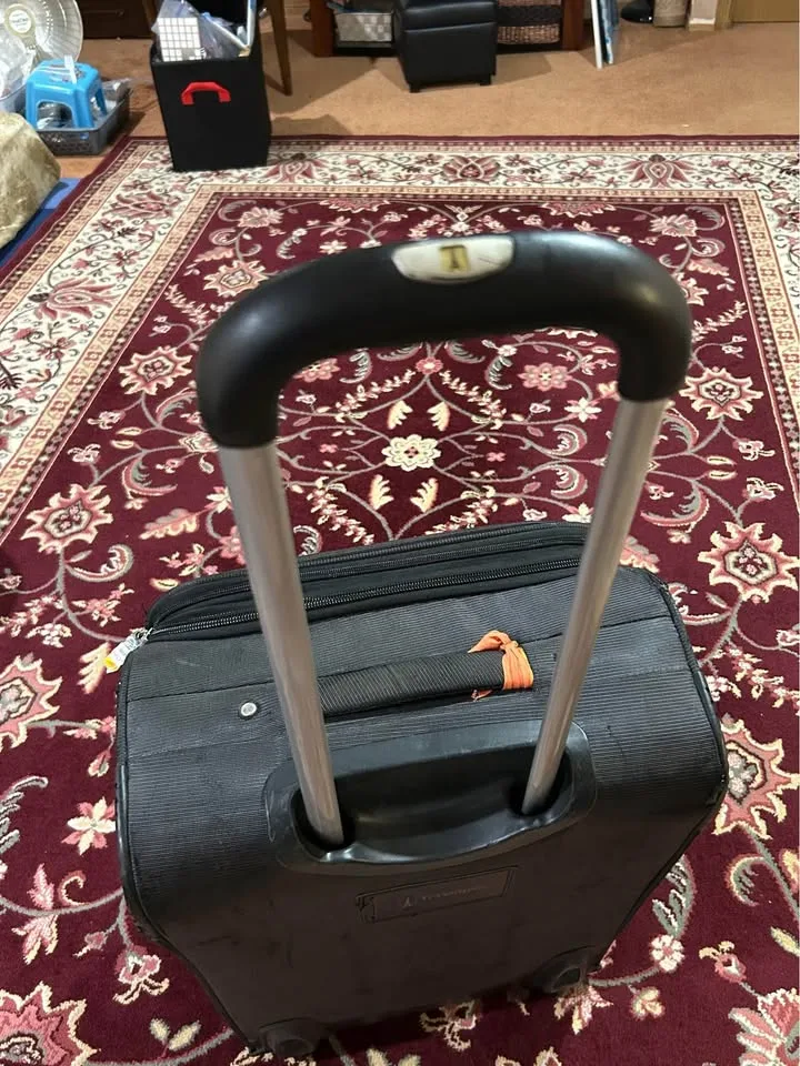 🧳 26.5″ Medium Travelpro Rollaboard - Grey - $20 image indicator(8)