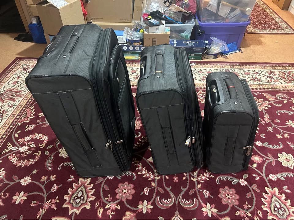 🧳 Travelpro Luggage Set – 20.5″ Carry-On – Grey – $15 - photo 2